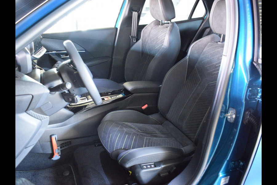 Peugeot e-2008 EV GT Avantage 54 kWh SOH 98,5% | ACHTERUITRIJCAMERA MET SENSOREN | NAVIGATIE & CARPLAY | E.C.C. | VERWARMBARE STOELEN |