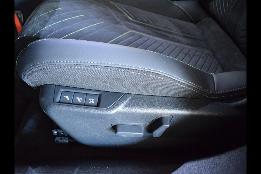 Peugeot e-2008 EV GT Avantage 54 kWh SOH 98,5% | ACHTERUITRIJCAMERA MET SENSOREN | NAVIGATIE & CARPLAY | E.C.C. | VERWARMBARE STOELEN |