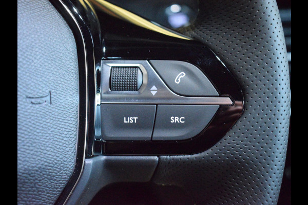 Peugeot e-2008 EV GT Avantage 54 kWh SOH 98,5% | ACHTERUITRIJCAMERA MET SENSOREN | NAVIGATIE & CARPLAY | E.C.C. | VERWARMBARE STOELEN |