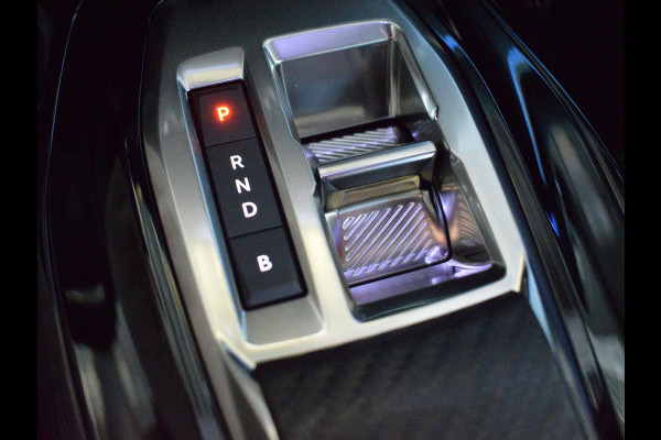 Peugeot e-2008 EV GT Avantage 54 kWh SOH 98,5% | ACHTERUITRIJCAMERA MET SENSOREN | NAVIGATIE & CARPLAY | E.C.C. | VERWARMBARE STOELEN |