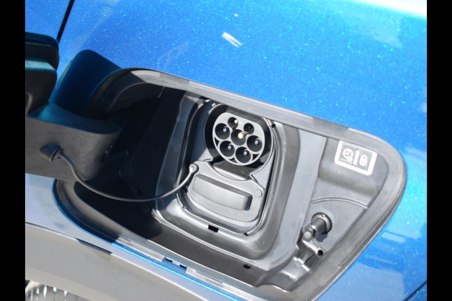 Peugeot e-2008 EV GT Avantage 54 kWh SOH 98,5% | ACHTERUITRIJCAMERA MET SENSOREN | NAVIGATIE & CARPLAY | E.C.C. | VERWARMBARE STOELEN |