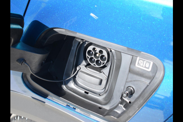 Peugeot e-2008 EV GT Avantage 54 kWh SOH 98,5% | ACHTERUITRIJCAMERA MET SENSOREN | NAVIGATIE & CARPLAY | E.C.C. | VERWARMBARE STOELEN |