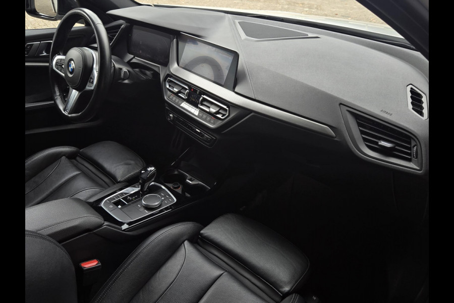 BMW 1-serie 118i High M SPORT | PANORAMA | CAMERA | LEDER | SPORTSTOELEN | 18 INCH LM VELGEN | TREKHAAK |