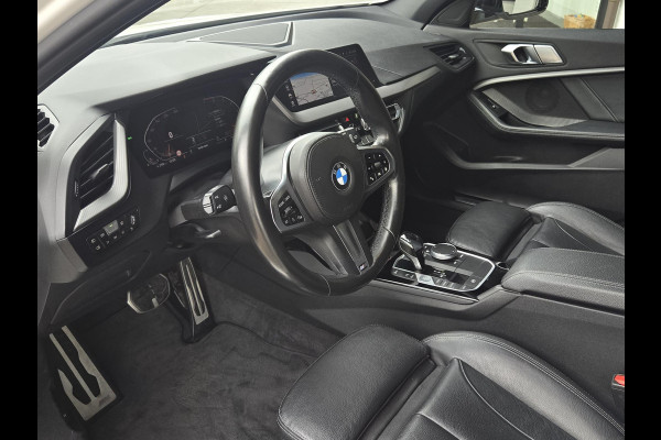 BMW 1-serie 118i High M SPORT | PANORAMA | CAMERA | LEDER | SPORTSTOELEN | 18 INCH LM VELGEN | TREKHAAK |