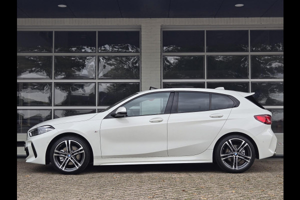 BMW 1-serie 118i High M SPORT | PANORAMA | CAMERA | LEDER | SPORTSTOELEN | 18 INCH LM VELGEN | TREKHAAK |