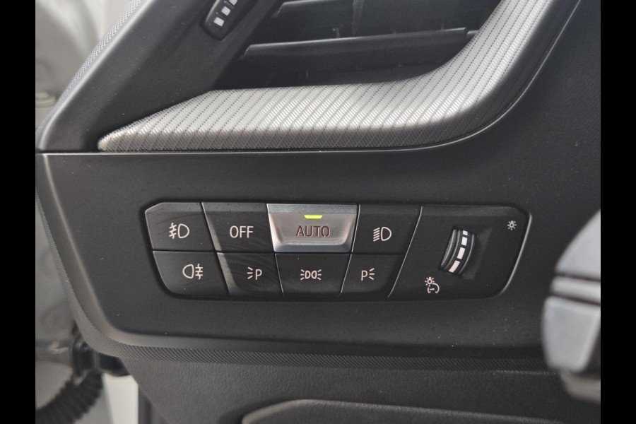 BMW 1-serie 118i High M SPORT | PANORAMA | CAMERA | LEDER | SPORTSTOELEN | 18 INCH LM VELGEN | TREKHAAK |