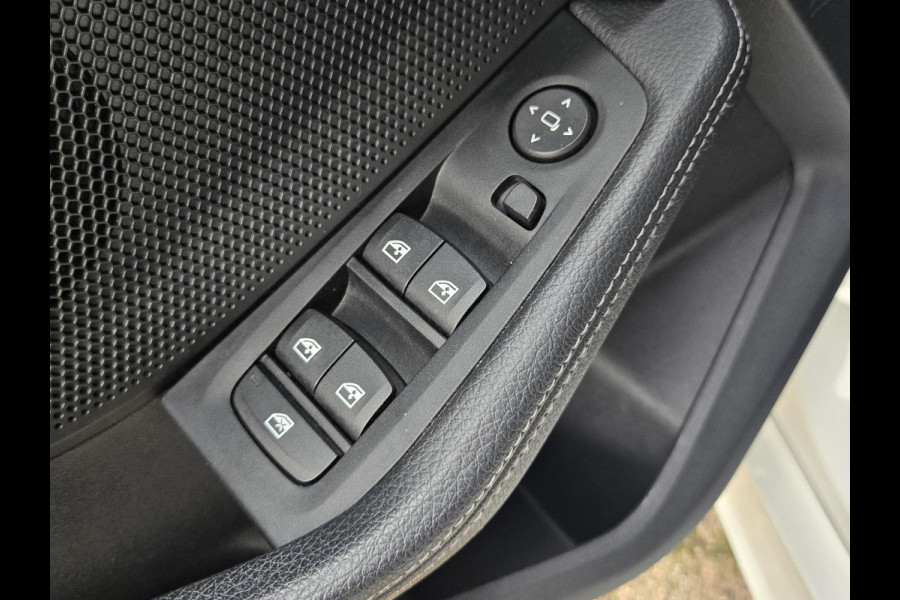 BMW 1-serie 118i High M SPORT | PANORAMA | CAMERA | LEDER | SPORTSTOELEN | 18 INCH LM VELGEN | TREKHAAK |