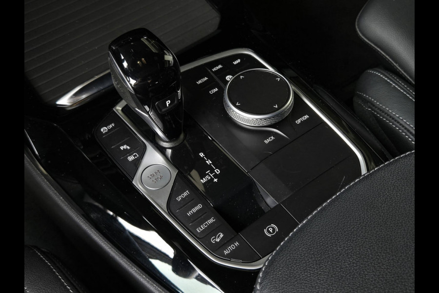 BMW X3 xDrive30e LCI | SPORTSTOELEN | LEDER | PANORAMADAK | CAMERA | TREKHAAK |