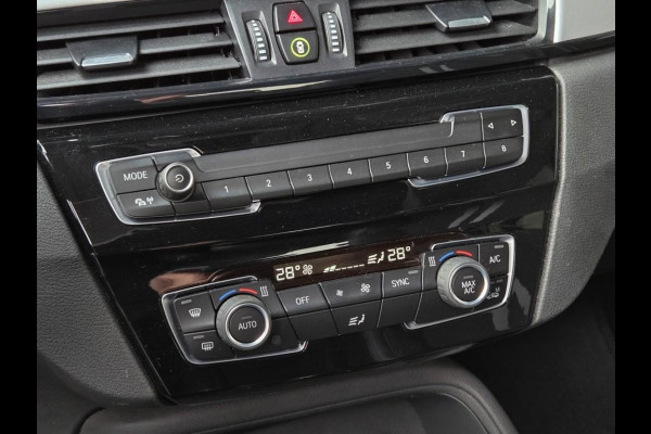 BMW X1 XDRIVE25E SPORT LINE | SPORTSTOELEN | PANORAMA | CAMERA | KEYLESS |