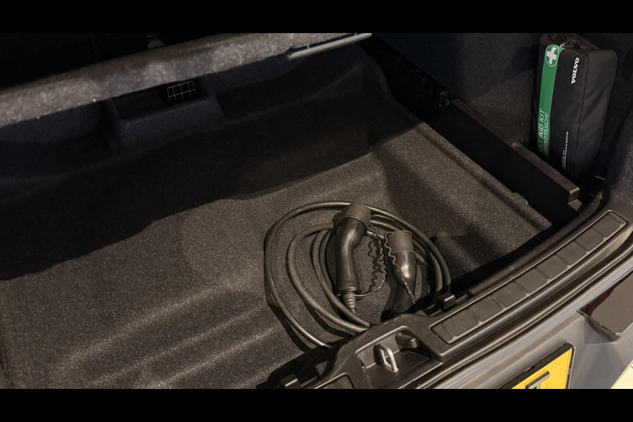 Volvo XC40 Recharge P8 AWD R-Design 408pk + MEMORY / CAMERA / STOEL+STUURVERWARMING