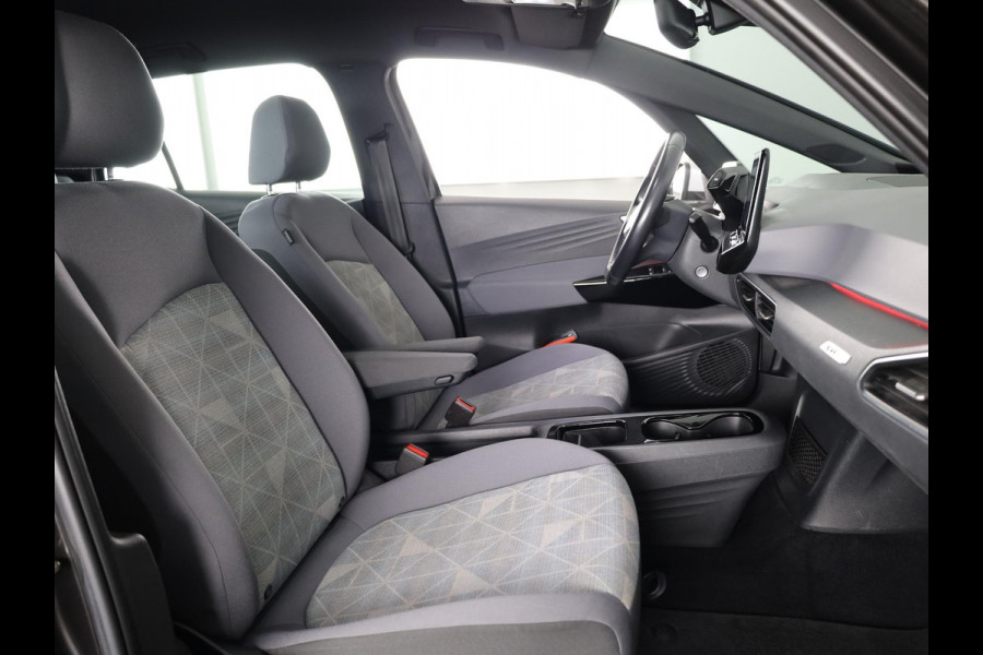 Volkswagen ID.3 First 58 kWh 204 PK | Navigatie | Parkeersensoren | Stoelverwarming | Apple car play / android auto