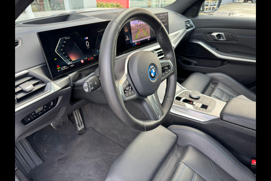 BMW 3 Serie Touring 330e 292PK M-SPORT | PANORAMISCH SCHUIF/KANTEL DAK | M-SPORT PRO-PAKKET | M-SPORT REMMEN UITGEVOERD IN DONKERBLAUW MET M LOGO | BMW LIVE COCKPIT PROFESSIONAL | CURVED DISPLAY |DRIVING ASSISTANT INCL. HEAD-UP DISPLAY | PARKING ASSIST INCL. ACHTERUITRIJCAMERA | ADAPTIEVE LED KOPLAMPEN |SHADOW LINE | M-SPORTSTOELEN VOOR | LEDER VERNASCA MET CONTRAST STIKSELS M-SPORT | STOEL VERWARMING | DRAADLOZE APPLE CARPLAY | ELEKTRISCH VERSTELBARE STOELEN MET GEHEUGEN FUNCTIE | HEAD UP DISPLAY | DRAADLOZE TELEFOONLADER | DODEHOEK BEWAKING | COMFORT PACK INCL. ELEKTRISCHE ACHTE