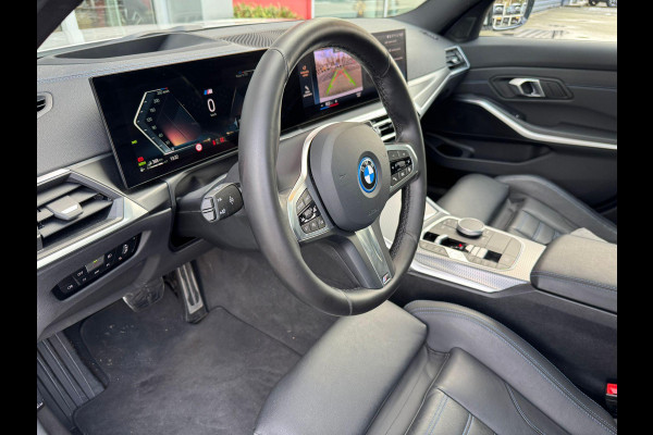 BMW 3 Serie Touring 330e 292PK M-SPORT | PANORAMISCH SCHUIF/KANTEL DAK | M-SPORT PRO-PAKKET | M-SPORT REMMEN UITGEVOERD IN DONKERBLAUW MET M LOGO | BMW LIVE COCKPIT PROFESSIONAL | CURVED DISPLAY |DRIVING ASSISTANT INCL. HEAD-UP DISPLAY | PARKING ASSIST INCL. ACHTERUITRIJCAMERA | ADAPTIEVE LED KOPLAMPEN |SHADOW LINE | M-SPORTSTOELEN VOOR | LEDER VERNASCA MET CONTRAST STIKSELS M-SPORT | STOEL VERWARMING | DRAADLOZE APPLE CARPLAY | ELEKTRISCH VERSTELBARE STOELEN MET GEHEUGEN FUNCTIE | HEAD UP DISPLAY | DRAADLOZE TELEFOONLADER | DODEHOEK BEWAKING | COMFORT PACK INCL. ELEKTRISCHE ACHTE
