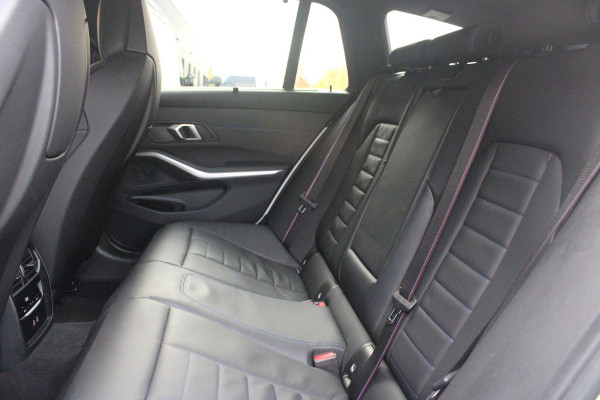 BMW 3 Serie Touring 330e 292PK M-SPORT | PANORAMISCH SCHUIF/KANTEL DAK | M-SPORT PRO-PAKKET | M-SPORT REMMEN UITGEVOERD IN DONKERBLAUW MET M LOGO | BMW LIVE COCKPIT PROFESSIONAL | CURVED DISPLAY |DRIVING ASSISTANT INCL. HEAD-UP DISPLAY | PARKING ASSIST INCL. ACHTERUITRIJCAMERA | ADAPTIEVE LED KOPLAMPEN |SHADOW LINE | M-SPORTSTOELEN VOOR | LEDER VERNASCA MET CONTRAST STIKSELS M-SPORT | STOEL VERWARMING | DRAADLOZE APPLE CARPLAY | ELEKTRISCH VERSTELBARE STOELEN MET GEHEUGEN FUNCTIE | HEAD UP DISPLAY | DRAADLOZE TELEFOONLADER | DODEHOEK BEWAKING | COMFORT PACK INCL. ELEKTRISCHE ACHTE