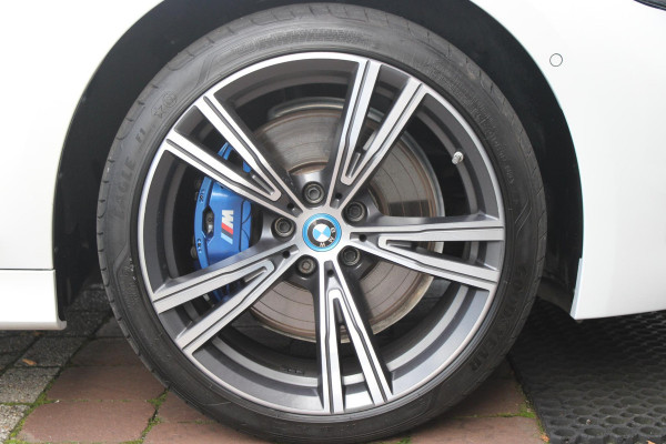 BMW 3 Serie Touring 330e 292PK M-SPORT | PANORAMISCH SCHUIF/KANTEL DAK | M-SPORT PRO-PAKKET | M-SPORT REMMEN UITGEVOERD IN DONKERBLAUW MET M LOGO | BMW LIVE COCKPIT PROFESSIONAL | CURVED DISPLAY |DRIVING ASSISTANT INCL. HEAD-UP DISPLAY | PARKING ASSIST INCL. ACHTERUITRIJCAMERA | ADAPTIEVE LED KOPLAMPEN |SHADOW LINE | M-SPORTSTOELEN VOOR | LEDER VERNASCA MET CONTRAST STIKSELS M-SPORT | STOEL VERWARMING | DRAADLOZE APPLE CARPLAY | ELEKTRISCH VERSTELBARE STOELEN MET GEHEUGEN FUNCTIE | HEAD UP DISPLAY | DRAADLOZE TELEFOONLADER | DODEHOEK BEWAKING | COMFORT PACK INCL. ELEKTRISCHE ACHTE