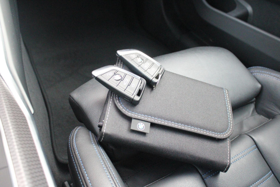 BMW 3 Serie Touring 330e 292PK M-SPORT | PANORAMISCH SCHUIF/KANTEL DAK | M-SPORT PRO-PAKKET | M-SPORT REMMEN UITGEVOERD IN DONKERBLAUW MET M LOGO | BMW LIVE COCKPIT PROFESSIONAL | CURVED DISPLAY |DRIVING ASSISTANT INCL. HEAD-UP DISPLAY | PARKING ASSIST INCL. ACHTERUITRIJCAMERA | ADAPTIEVE LED KOPLAMPEN |SHADOW LINE | M-SPORTSTOELEN VOOR | LEDER VERNASCA MET CONTRAST STIKSELS M-SPORT | STOEL VERWARMING | DRAADLOZE APPLE CARPLAY | ELEKTRISCH VERSTELBARE STOELEN MET GEHEUGEN FUNCTIE | HEAD UP DISPLAY | DRAADLOZE TELEFOONLADER | DODEHOEK BEWAKING | COMFORT PACK INCL. ELEKTRISCHE ACHTE