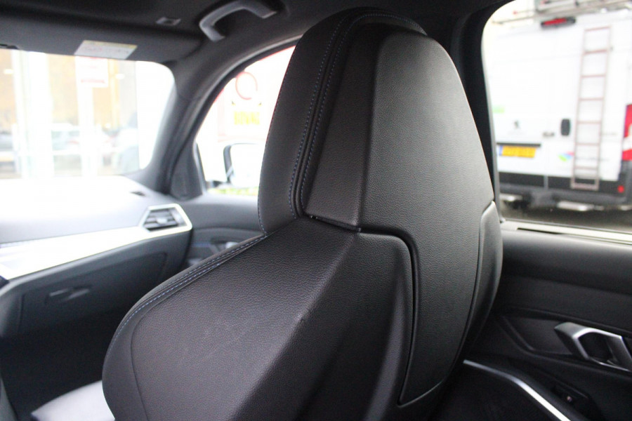 BMW 3 Serie Touring 330e 292PK M-SPORT | PANORAMISCH SCHUIF/KANTEL DAK | M-SPORT PRO-PAKKET | M-SPORT REMMEN UITGEVOERD IN DONKERBLAUW MET M LOGO | BMW LIVE COCKPIT PROFESSIONAL | CURVED DISPLAY |DRIVING ASSISTANT INCL. HEAD-UP DISPLAY | PARKING ASSIST INCL. ACHTERUITRIJCAMERA | ADAPTIEVE LED KOPLAMPEN |SHADOW LINE | M-SPORTSTOELEN VOOR | LEDER VERNASCA MET CONTRAST STIKSELS M-SPORT | STOEL VERWARMING | DRAADLOZE APPLE CARPLAY | ELEKTRISCH VERSTELBARE STOELEN MET GEHEUGEN FUNCTIE | HEAD UP DISPLAY | DRAADLOZE TELEFOONLADER | DODEHOEK BEWAKING | COMFORT PACK INCL. ELEKTRISCHE ACHTE