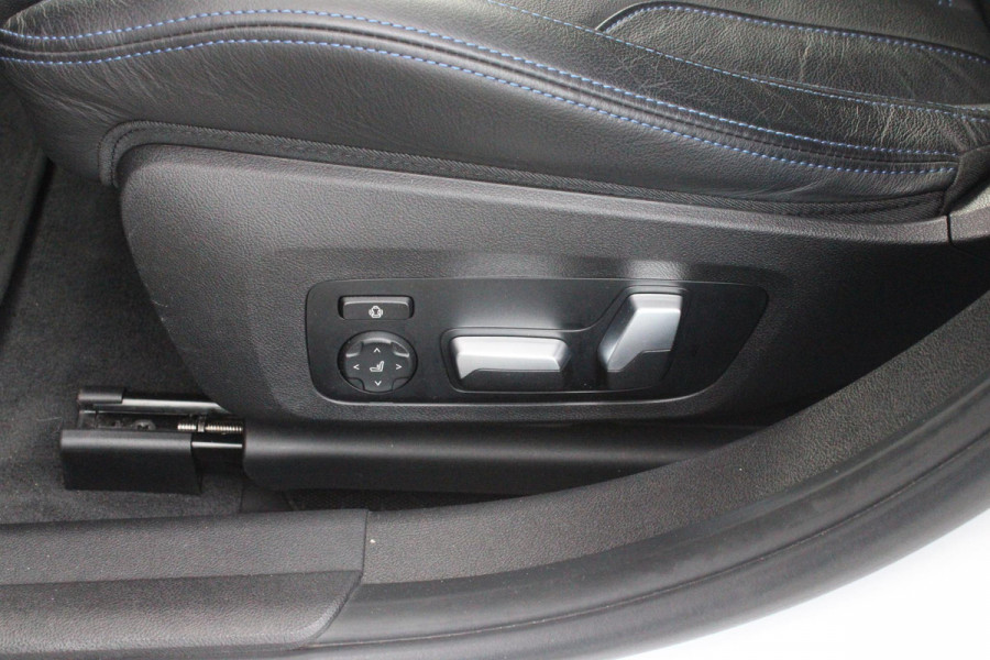 BMW 3 Serie Touring 330e 292PK M-SPORT | PANORAMISCH SCHUIF/KANTEL DAK | M-SPORT PRO-PAKKET | M-SPORT REMMEN UITGEVOERD IN DONKERBLAUW MET M LOGO | BMW LIVE COCKPIT PROFESSIONAL | CURVED DISPLAY |DRIVING ASSISTANT INCL. HEAD-UP DISPLAY | PARKING ASSIST INCL. ACHTERUITRIJCAMERA | ADAPTIEVE LED KOPLAMPEN |SHADOW LINE | M-SPORTSTOELEN VOOR | LEDER VERNASCA MET CONTRAST STIKSELS M-SPORT | STOEL VERWARMING | DRAADLOZE APPLE CARPLAY | ELEKTRISCH VERSTELBARE STOELEN MET GEHEUGEN FUNCTIE | HEAD UP DISPLAY | DRAADLOZE TELEFOONLADER | DODEHOEK BEWAKING | COMFORT PACK INCL. ELEKTRISCHE ACHTE
