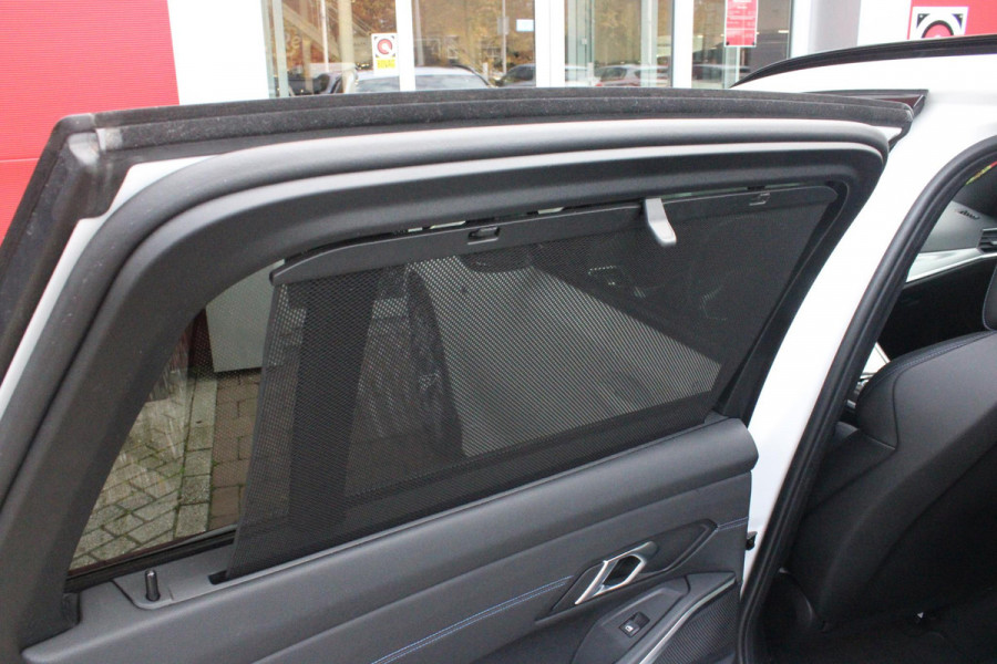 BMW 3 Serie Touring 330e 292PK M-SPORT | PANORAMISCH SCHUIF/KANTEL DAK | M-SPORT PRO-PAKKET | M-SPORT REMMEN UITGEVOERD IN DONKERBLAUW MET M LOGO | BMW LIVE COCKPIT PROFESSIONAL | CURVED DISPLAY |DRIVING ASSISTANT INCL. HEAD-UP DISPLAY | PARKING ASSIST INCL. ACHTERUITRIJCAMERA | ADAPTIEVE LED KOPLAMPEN |SHADOW LINE | M-SPORTSTOELEN VOOR | LEDER VERNASCA MET CONTRAST STIKSELS M-SPORT | STOEL VERWARMING | DRAADLOZE APPLE CARPLAY | ELEKTRISCH VERSTELBARE STOELEN MET GEHEUGEN FUNCTIE | HEAD UP DISPLAY | DRAADLOZE TELEFOONLADER | DODEHOEK BEWAKING | COMFORT PACK INCL. ELEKTRISCHE ACHTE