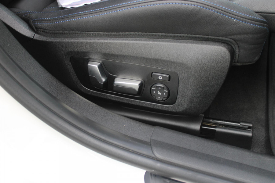 BMW 3 Serie Touring 330e 292PK M-SPORT | PANORAMISCH SCHUIF/KANTEL DAK | M-SPORT PRO-PAKKET | M-SPORT REMMEN UITGEVOERD IN DONKERBLAUW MET M LOGO | BMW LIVE COCKPIT PROFESSIONAL | CURVED DISPLAY |DRIVING ASSISTANT INCL. HEAD-UP DISPLAY | PARKING ASSIST INCL. ACHTERUITRIJCAMERA | ADAPTIEVE LED KOPLAMPEN |SHADOW LINE | M-SPORTSTOELEN VOOR | LEDER VERNASCA MET CONTRAST STIKSELS M-SPORT | STOEL VERWARMING | DRAADLOZE APPLE CARPLAY | ELEKTRISCH VERSTELBARE STOELEN MET GEHEUGEN FUNCTIE | HEAD UP DISPLAY | DRAADLOZE TELEFOONLADER | DODEHOEK BEWAKING | COMFORT PACK INCL. ELEKTRISCHE ACHTE