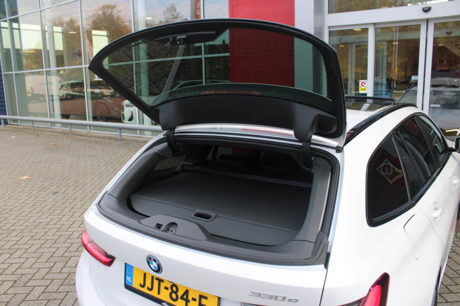 BMW 3 Serie Touring 330e 292PK M-SPORT | PANORAMISCH SCHUIF/KANTEL DAK | M-SPORT PRO-PAKKET | M-SPORT REMMEN UITGEVOERD IN DONKERBLAUW MET M LOGO | BMW LIVE COCKPIT PROFESSIONAL | CURVED DISPLAY |DRIVING ASSISTANT INCL. HEAD-UP DISPLAY | PARKING ASSIST INCL. ACHTERUITRIJCAMERA | ADAPTIEVE LED KOPLAMPEN |SHADOW LINE | M-SPORTSTOELEN VOOR | LEDER VERNASCA MET CONTRAST STIKSELS M-SPORT | STOEL VERWARMING | DRAADLOZE APPLE CARPLAY | ELEKTRISCH VERSTELBARE STOELEN MET GEHEUGEN FUNCTIE | HEAD UP DISPLAY | DRAADLOZE TELEFOONLADER | DODEHOEK BEWAKING | COMFORT PACK INCL. ELEKTRISCHE ACHTE