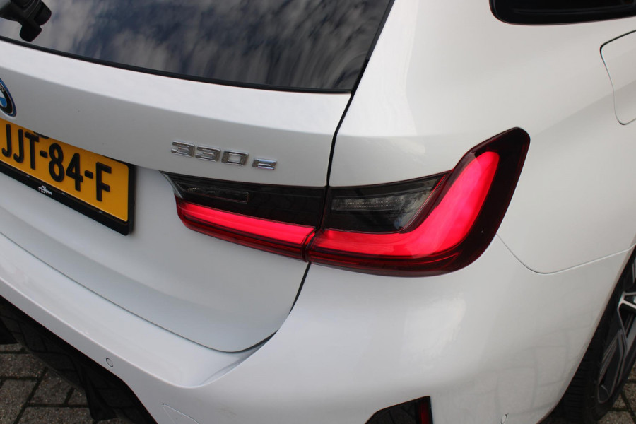 BMW 3 Serie Touring 330e 292PK M-SPORT | PANORAMISCH SCHUIF/KANTEL DAK | M-SPORT PRO-PAKKET | M-SPORT REMMEN UITGEVOERD IN DONKERBLAUW MET M LOGO | BMW LIVE COCKPIT PROFESSIONAL | CURVED DISPLAY |DRIVING ASSISTANT INCL. HEAD-UP DISPLAY | PARKING ASSIST INCL. ACHTERUITRIJCAMERA | ADAPTIEVE LED KOPLAMPEN |SHADOW LINE | M-SPORTSTOELEN VOOR | LEDER VERNASCA MET CONTRAST STIKSELS M-SPORT | STOEL VERWARMING | DRAADLOZE APPLE CARPLAY | ELEKTRISCH VERSTELBARE STOELEN MET GEHEUGEN FUNCTIE | HEAD UP DISPLAY | DRAADLOZE TELEFOONLADER | DODEHOEK BEWAKING | COMFORT PACK INCL. ELEKTRISCHE ACHTE