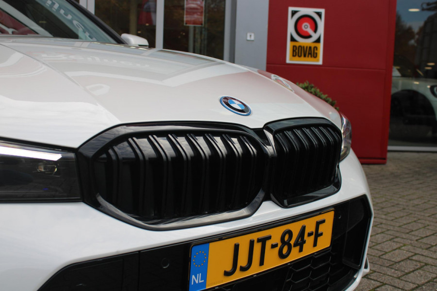 BMW 3 Serie Touring 330e 292PK M-SPORT | PANORAMISCH SCHUIF/KANTEL DAK | M-SPORT PRO-PAKKET | M-SPORT REMMEN UITGEVOERD IN DONKERBLAUW MET M LOGO | BMW LIVE COCKPIT PROFESSIONAL | CURVED DISPLAY |DRIVING ASSISTANT INCL. HEAD-UP DISPLAY | PARKING ASSIST INCL. ACHTERUITRIJCAMERA | ADAPTIEVE LED KOPLAMPEN |SHADOW LINE | M-SPORTSTOELEN VOOR | LEDER VERNASCA MET CONTRAST STIKSELS M-SPORT | STOEL VERWARMING | DRAADLOZE APPLE CARPLAY | ELEKTRISCH VERSTELBARE STOELEN MET GEHEUGEN FUNCTIE | HEAD UP DISPLAY | DRAADLOZE TELEFOONLADER | DODEHOEK BEWAKING | COMFORT PACK INCL. ELEKTRISCHE ACHTE