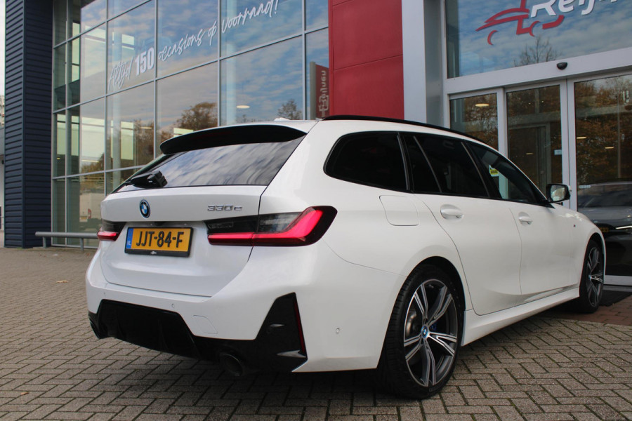 BMW 3 Serie Touring 330e 292PK M-SPORT | PANORAMISCH SCHUIF/KANTEL DAK | M-SPORT PRO-PAKKET | M-SPORT REMMEN UITGEVOERD IN DONKERBLAUW MET M LOGO | BMW LIVE COCKPIT PROFESSIONAL | CURVED DISPLAY |DRIVING ASSISTANT INCL. HEAD-UP DISPLAY | PARKING ASSIST INCL. ACHTERUITRIJCAMERA | ADAPTIEVE LED KOPLAMPEN |SHADOW LINE | M-SPORTSTOELEN VOOR | LEDER VERNASCA MET CONTRAST STIKSELS M-SPORT | STOEL VERWARMING | DRAADLOZE APPLE CARPLAY | ELEKTRISCH VERSTELBARE STOELEN MET GEHEUGEN FUNCTIE | HEAD UP DISPLAY | DRAADLOZE TELEFOONLADER | DODEHOEK BEWAKING | COMFORT PACK INCL. ELEKTRISCHE ACHTE