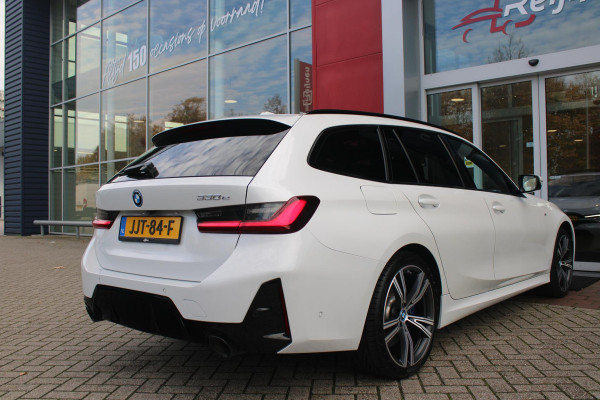 BMW 3 Serie Touring 330e 292PK M-SPORT | PANORAMISCH SCHUIF/KANTEL DAK | M-SPORT PRO-PAKKET | M-SPORT REMMEN UITGEVOERD IN DONKERBLAUW MET M LOGO | BMW LIVE COCKPIT PROFESSIONAL | CURVED DISPLAY |DRIVING ASSISTANT INCL. HEAD-UP DISPLAY | PARKING ASSIST INCL. ACHTERUITRIJCAMERA | ADAPTIEVE LED KOPLAMPEN |SHADOW LINE | M-SPORTSTOELEN VOOR | LEDER VERNASCA MET CONTRAST STIKSELS M-SPORT | STOEL VERWARMING | DRAADLOZE APPLE CARPLAY | ELEKTRISCH VERSTELBARE STOELEN MET GEHEUGEN FUNCTIE | HEAD UP DISPLAY | DRAADLOZE TELEFOONLADER | DODEHOEK BEWAKING | COMFORT PACK INCL. ELEKTRISCHE ACHTE
