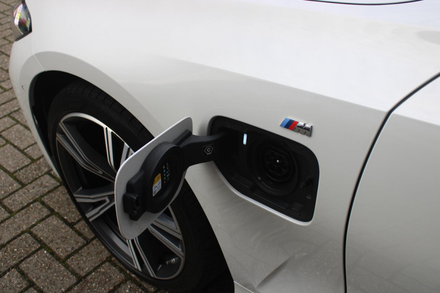 BMW 3 Serie Touring 330e 292PK M-SPORT | PANORAMISCH SCHUIF/KANTEL DAK | M-SPORT PRO-PAKKET | M-SPORT REMMEN UITGEVOERD IN DONKERBLAUW MET M LOGO | BMW LIVE COCKPIT PROFESSIONAL | CURVED DISPLAY |DRIVING ASSISTANT INCL. HEAD-UP DISPLAY | PARKING ASSIST INCL. ACHTERUITRIJCAMERA | ADAPTIEVE LED KOPLAMPEN |SHADOW LINE | M-SPORTSTOELEN VOOR | LEDER VERNASCA MET CONTRAST STIKSELS M-SPORT | STOEL VERWARMING | DRAADLOZE APPLE CARPLAY | ELEKTRISCH VERSTELBARE STOELEN MET GEHEUGEN FUNCTIE | HEAD UP DISPLAY | DRAADLOZE TELEFOONLADER | DODEHOEK BEWAKING | COMFORT PACK INCL. ELEKTRISCHE ACHTE