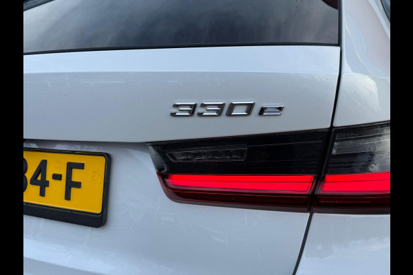 BMW 3 Serie Touring 330e 292PK M-SPORT | PANORAMISCH SCHUIF/KANTEL DAK | M-SPORT PRO-PAKKET | M-SPORT REMMEN UITGEVOERD IN DONKERBLAUW MET M LOGO | BMW LIVE COCKPIT PROFESSIONAL | CURVED DISPLAY |DRIVING ASSISTANT INCL. HEAD-UP DISPLAY | PARKING ASSIST INCL. ACHTERUITRIJCAMERA | ADAPTIEVE LED KOPLAMPEN |SHADOW LINE | M-SPORTSTOELEN VOOR | LEDER VERNASCA MET CONTRAST STIKSELS M-SPORT | STOEL VERWARMING | DRAADLOZE APPLE CARPLAY | ELEKTRISCH VERSTELBARE STOELEN MET GEHEUGEN FUNCTIE | HEAD UP DISPLAY | DRAADLOZE TELEFOONLADER | DODEHOEK BEWAKING | COMFORT PACK INCL. ELEKTRISCHE ACHTE