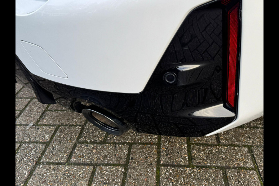 BMW 3 Serie Touring 330e 292PK M-SPORT | PANORAMISCH SCHUIF/KANTEL DAK | M-SPORT PRO-PAKKET | M-SPORT REMMEN UITGEVOERD IN DONKERBLAUW MET M LOGO | BMW LIVE COCKPIT PROFESSIONAL | CURVED DISPLAY |DRIVING ASSISTANT INCL. HEAD-UP DISPLAY | PARKING ASSIST INCL. ACHTERUITRIJCAMERA | ADAPTIEVE LED KOPLAMPEN |SHADOW LINE | M-SPORTSTOELEN VOOR | LEDER VERNASCA MET CONTRAST STIKSELS M-SPORT | STOEL VERWARMING | DRAADLOZE APPLE CARPLAY | ELEKTRISCH VERSTELBARE STOELEN MET GEHEUGEN FUNCTIE | HEAD UP DISPLAY | DRAADLOZE TELEFOONLADER | DODEHOEK BEWAKING | COMFORT PACK INCL. ELEKTRISCHE ACHTE