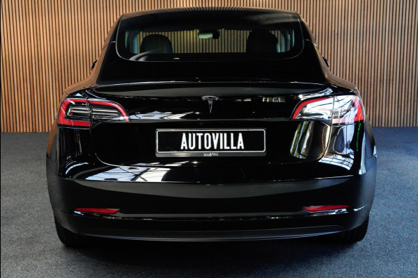 Tesla Model 3 RWD Autopilot ACC Stuurverwarm. PDC Leer Navi Panoramadak 360° Elektr. achterklep Stoelverwarming voor & achter Climate voor & achter LM velgen BTW auto! Nieuw!