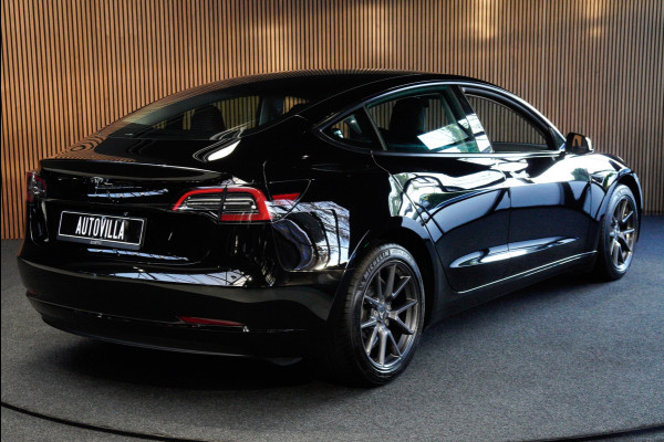Tesla Model 3 RWD Autopilot ACC Stuurverwarm. PDC Leer Navi Panoramadak 360° Elektr. achterklep Stoelverwarming voor & achter Climate voor & achter LM velgen BTW auto! Nieuw!