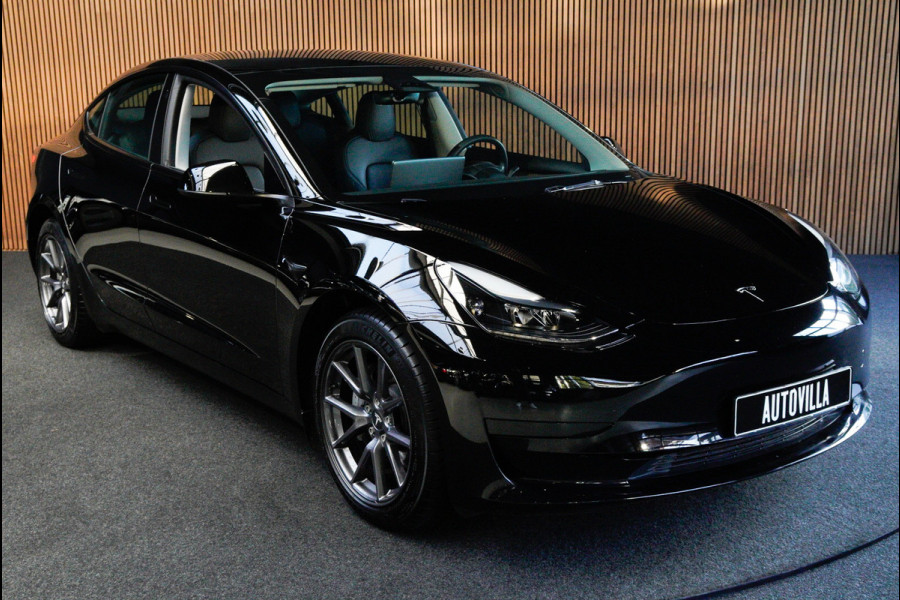 Tesla Model 3 RWD Autopilot ACC Stuurverwarm. PDC Leer Navi Panoramadak 360° Elektr. achterklep Stoelverwarming voor & achter Climate voor & achter LM velgen BTW auto! Nieuw!