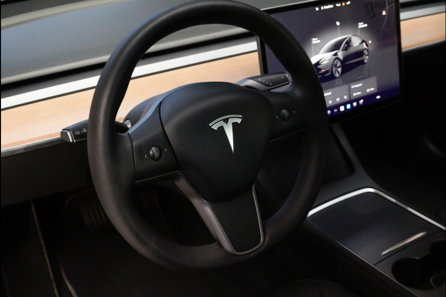 Tesla Model 3 RWD Autopilot ACC Stuurverwarm. PDC Leer Navi Panoramadak 360° Elektr. achterklep Stoelverwarming voor & achter Climate voor & achter LM velgen BTW auto! Nieuw!