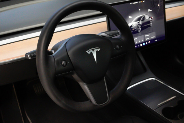 Tesla Model 3 RWD Autopilot ACC Stuurverwarm. PDC Leer Navi Panoramadak 360° Elektr. achterklep Stoelverwarming voor & achter Climate voor & achter LM velgen BTW auto! Nieuw!