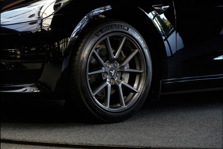 Tesla Model 3 RWD Autopilot ACC Stuurverwarm. PDC Leer Navi Panoramadak 360° Elektr. achterklep Stoelverwarming voor & achter Climate voor & achter LM velgen BTW auto! Nieuw!