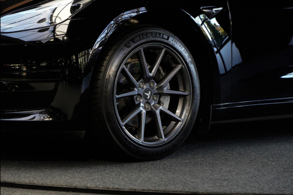 Tesla Model 3 RWD Autopilot ACC Stuurverwarm. PDC Leer Navi Panoramadak 360° Elektr. achterklep Stoelverwarming voor & achter Climate voor & achter LM velgen BTW auto! Nieuw!