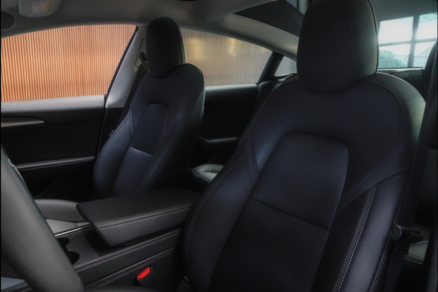 Tesla Model 3 RWD Autopilot ACC Stuurverwarm. PDC Leer Navi Panoramadak 360° Elektr. achterklep Stoelverwarming voor & achter Climate voor & achter LM velgen BTW auto! Nieuw!