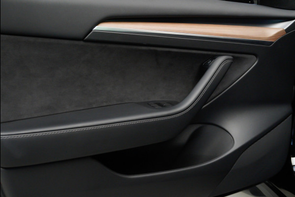 Tesla Model 3 RWD Autopilot ACC Stuurverwarm. PDC Leer Navi Panoramadak 360° Elektr. achterklep Stoelverwarming voor & achter Climate voor & achter LM velgen BTW auto! Nieuw!