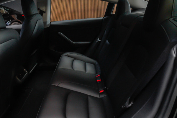 Tesla Model 3 RWD Autopilot ACC Stuurverwarm. PDC Leer Navi Panoramadak 360° Elektr. achterklep Stoelverwarming voor & achter Climate voor & achter LM velgen BTW auto! Nieuw!