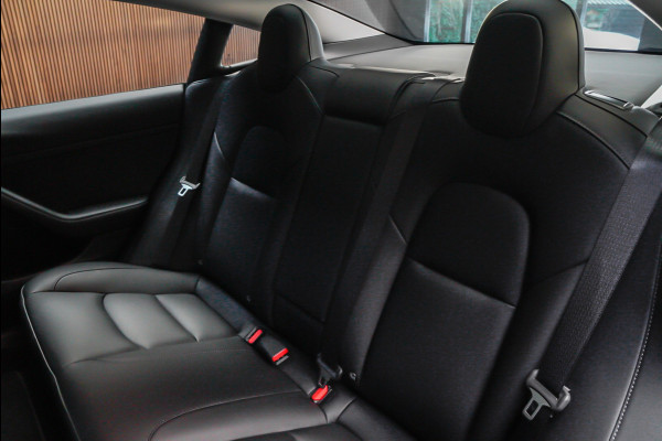 Tesla Model 3 RWD Autopilot ACC Stuurverwarm. PDC Leer Navi Panoramadak 360° Elektr. achterklep Stoelverwarming voor & achter Climate voor & achter LM velgen BTW auto! Nieuw!