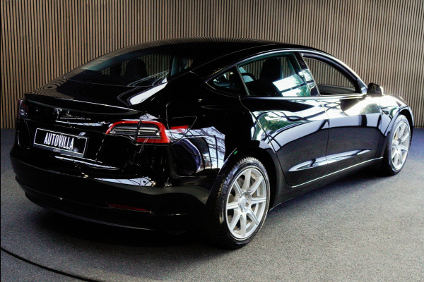 Tesla Model 3 RWD Autopilot ACC Stuurverwarm. PDC Leer Navi Panoramadak 360° Elektr. achterklep Stoelverwarming voor & achter Climate voor & achter LM velgen BTW auto! Nieuw!