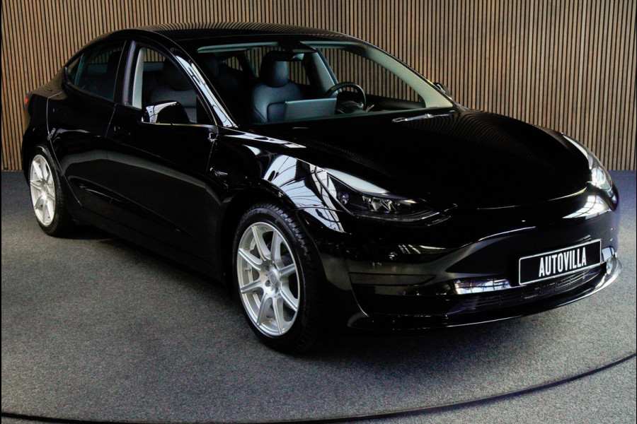 Tesla Model 3 RWD Autopilot ACC Stuurverwarm. PDC Leer Navi Panoramadak 360° Elektr. achterklep Stoelverwarming voor & achter Climate voor & achter LM velgen BTW auto! Nieuw!