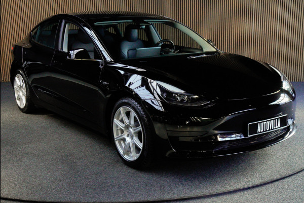 Tesla Model 3 RWD Autopilot ACC Stuurverwarm. PDC Leer Navi Panoramadak 360° Elektr. achterklep Stoelverwarming voor & achter Climate voor & achter LM velgen BTW auto! Nieuw!