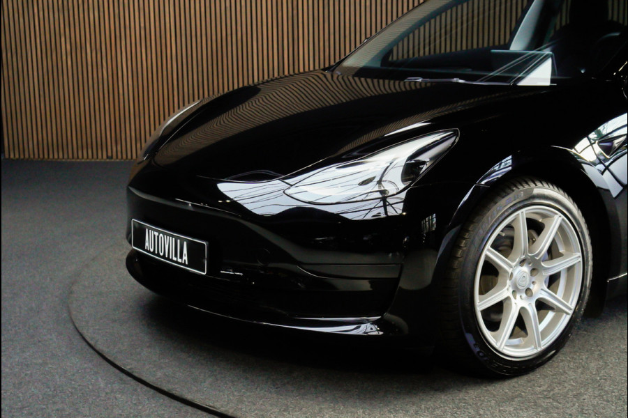Tesla Model 3 RWD Autopilot ACC Stuurverwarm. PDC Leer Navi Panoramadak 360° Elektr. achterklep Stoelverwarming voor & achter Climate voor & achter LM velgen BTW auto! Nieuw!