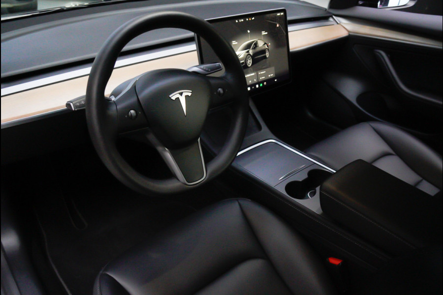 Tesla Model 3 RWD Autopilot ACC Stuurverwarm. PDC Leer Navi Panoramadak 360° Elektr. achterklep Stoelverwarming voor & achter Climate voor & achter LM velgen BTW auto! Nieuw!