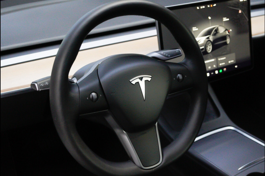 Tesla Model 3 RWD Autopilot ACC Stuurverwarm. PDC Leer Navi Panoramadak 360° Elektr. achterklep Stoelverwarming voor & achter Climate voor & achter LM velgen BTW auto! Nieuw!