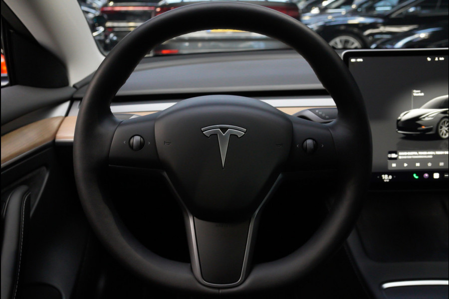 Tesla Model 3 RWD Autopilot ACC Stuurverwarm. PDC Leer Navi Panoramadak 360° Elektr. achterklep Stoelverwarming voor & achter Climate voor & achter LM velgen BTW auto! Nieuw!